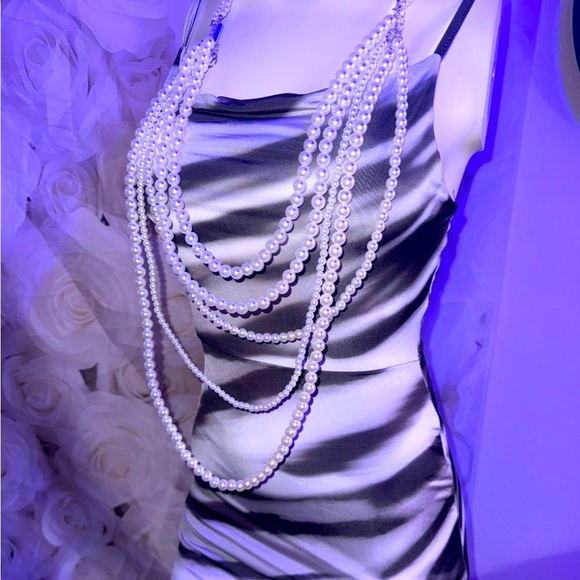 Ivory multi-strand faux pearl necklace and earring set with a - Picture 4 of 8